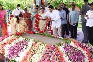 Jagan pays homage to YSR 